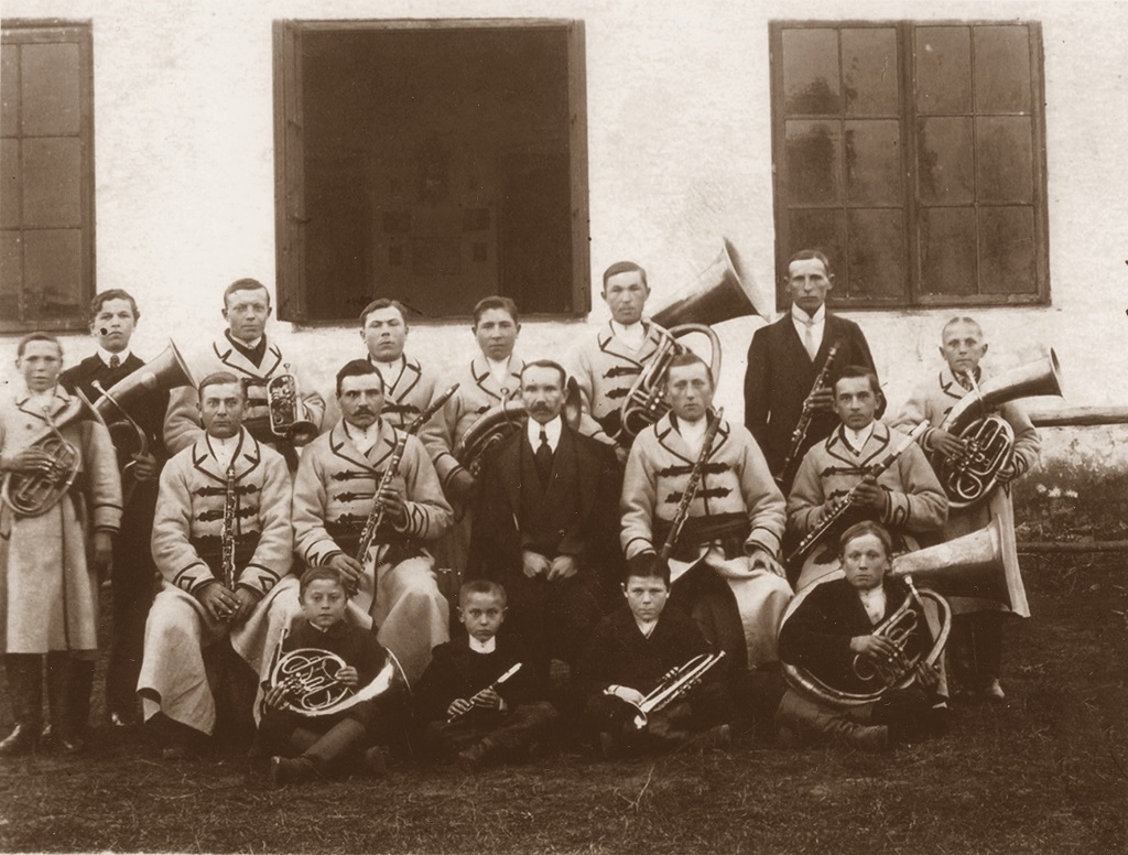 Kapelmistrz Józef Wilczak (pośrodku II rzędu) z orkiestrą włościańską w Królowej Woli. Zdjęcie z 1917 roku. Archiwum OSP Królowa Wola