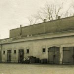 Na zdjęciu: Budynki folwarczne przy pałacyku Ostrowskich w okresie międzywojennym. Zbiory Muzeum w Tomaszowie Maz.
