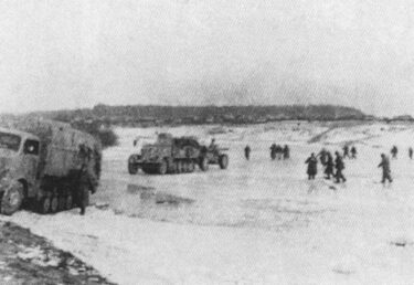 zdjęcie archiwalne - przełamanie linii Pilicy w 1945 r. koło Tomaszow Maz.