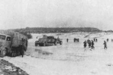 zdjęcie archiwalne przedstawia forsowanie Pilicy przez wojsko niemieckie