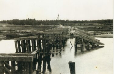 zniszczony drewniny most
