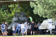 Grupa turystów przy czołgu T-34