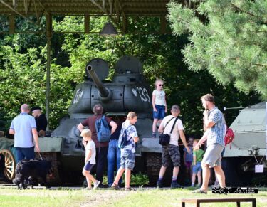 Grupa osób ogląda czołg T-34