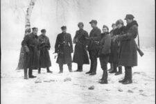Zdjęcie archiwalne. Grupa dorosłych mężczyzn w mundurach. Czasy II wojny światowej. 