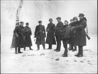 Zdjęcie archiwalne. Grupa dorosłych mężczyzn w mundurach. Czasy II wojny światowej.