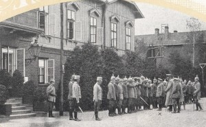 Niemieccy oficerowie przed spalskim pałacykiem (zdjęcie z 1915 roku). Archiwum Skansenu Rzeki Pilicy