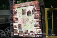 Tablica ze zdjęciami pokazująca miejsca, w których w powiecie tomaszowskim były kręcone zdjęcia do serialu "Czterej pancerni i pies"